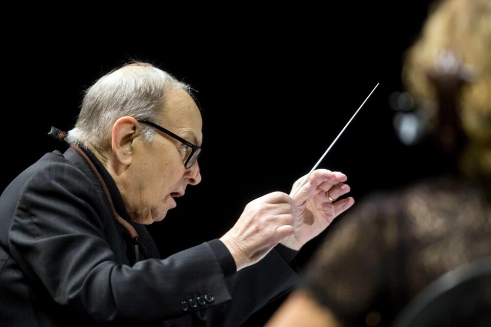 Ennio Morricone står bak flere ikoniske soundtracks, blant annet til filmen The Good, the bad and the ugly og The Mission. Her dirigerer han nasjonalorkesteret til Tsjekkia under hans turne for å markere hans 60-årsjubileum som filmkomponist i 2016.(Balazs Mohai/MTI via AP).