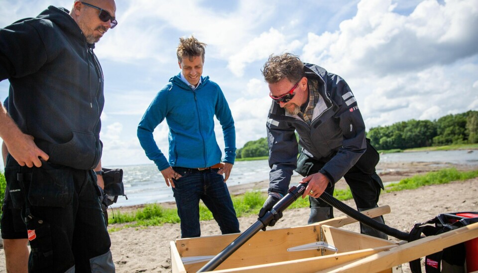 Rusmisbrukere fra Frelsesarmeens prosjekt «Jobben Skjærgårdstjenesten» er blant dem som bidrar i oppryddingsarbeidet i Oslofjorden. Her ved Helge Molstad (til venstre) og Arnt Inge Sveen, da Knut Arild Hareide (i midten) besøkte Reierbukta i Moss, for å se hvordan arbeidet gjøres.