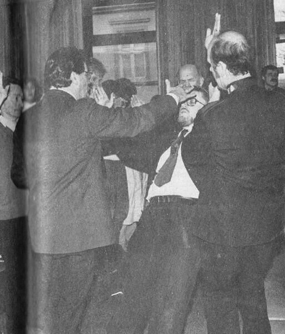 FREMTIDEN, 9.4.1987: Avisa Fremtiden var til stede da Nils Petter Endstad fikk forbønn av evangelisten Roger Larsson. Journalisten omtalte det at Endstad falt i gulvet som «i svevet».