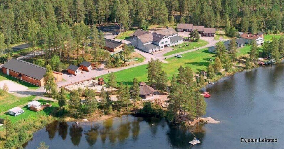Rundt 100 personer fra en konfirmantleir satt i karantene på Evjetun Leirsted onsdag kveld. Leirstedet drives av Norsk luthersk misjonssamband. Foto: Skjermdump fra Facebook