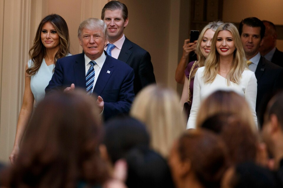 Familiesamling på landsmøtet. Fire av Trumps barn skal holde taler. Her ser vi fra venstre kona Melania (som skal snakke tirsdag), Donald Trump, Eric Trump, Tiffany Trump, Ivanka Trump and Donald Trump Jr.