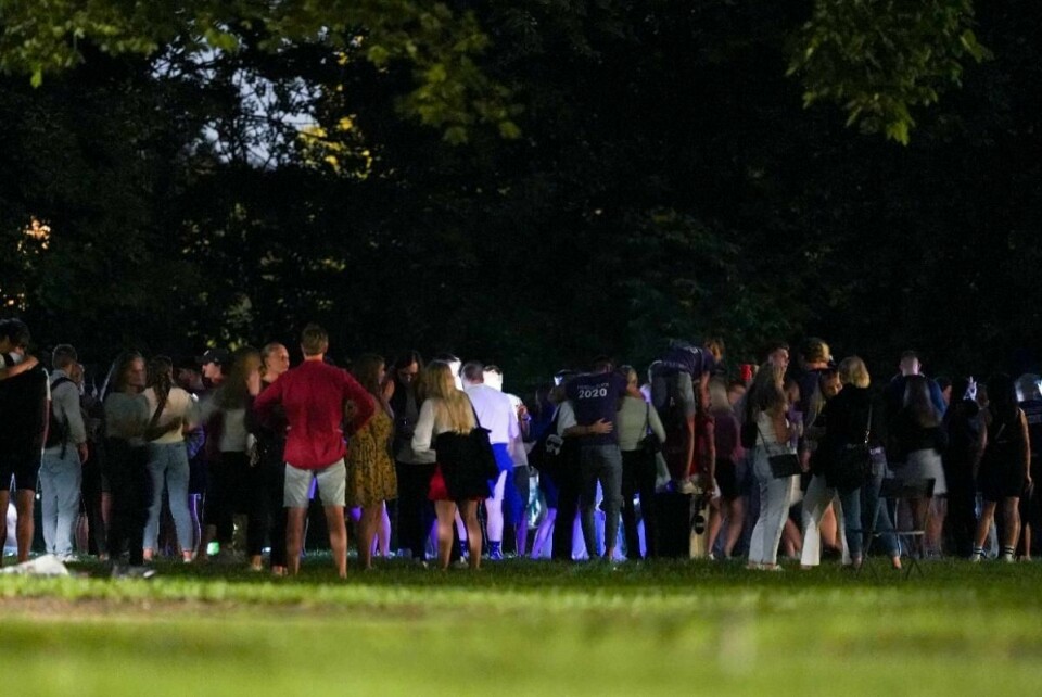 Fadderuka som nylig ble avholdet over hele landet, førte til en stor debatt om smitteverntiltak som blant annet dreide seg om alkoholkonsum. Her ser man en større folkemengde i Frognerparken i Oslo under årets fadderuke. Foto: Fredrik Hagen / NTB scanpix
