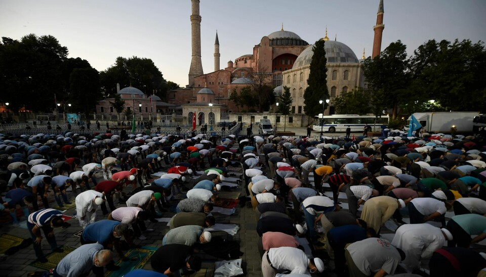 – Man ser på Erdogans beslutning med middelalderens briller, uten å erkjenne de faktiske forholdene, skriver kronikkforfatteren. Bilde: Muslimer i bønn utenfor Hagia Sofia under åpningen av bygget som moské tidligere i sommer.