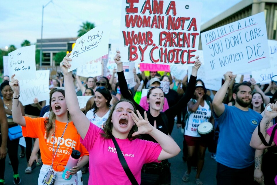 DEMONSTRERER: Demonstranter i Phoenix i Arizona etter at USAs høyesterett i sommer besluttet å oppheve den føderale retten til å ta abort. En dommer har nå besluttet at et nær totalforbud kan håndheves i Arizona. Dermed risikerer helsepersonell å bli straffeforfulgt dersom de utfører aborter. Demonstranter i Phoenix i Arizona etter at USAs høyesterett i sommer besluttet å oppheve den føderale retten til å ta abort. En dommer har nå besluttet at et nær totalforbud kan håndheves i Arizona. Dermed risikerer helsepersonell å bli straffeforfulgt dersom de utfører aborter. Foto: Ross D. Franklin / AP / NTB