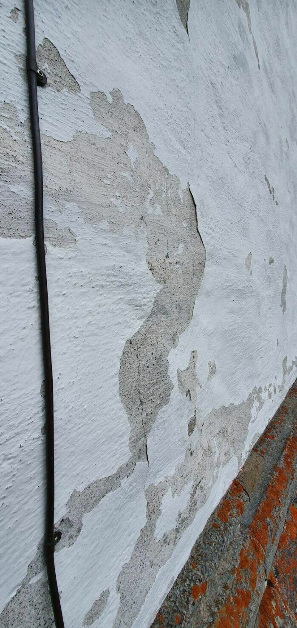 Bilder tatt under sommerens tilstandsbefaring viser eksempler på mangler som må rettes opp snarest. På denne kirken må alle yttervegger renoveres.