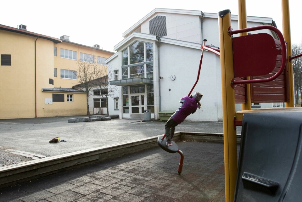 Alle Fylkesmennene er blitt bedt om å innhente informasjon om konsekvensene av nedstengningen for skolebarn og barnehagebarn. Den er alvorlig lesning. Oslo 20200405.
En jente p lekestativet i skolegÂrden ved Bygd¯y skole i Oslo s¯ndag. SkolebyrÂd i Oslo Inga Marte Thorkildsen sier i et intervju at det er uaktuelt for kommunen  gjenÂpne skolene etter pÂske p grunn av korona-pandemien.
Foto: Erik Johansen / NTB scanpix
Modellklarert