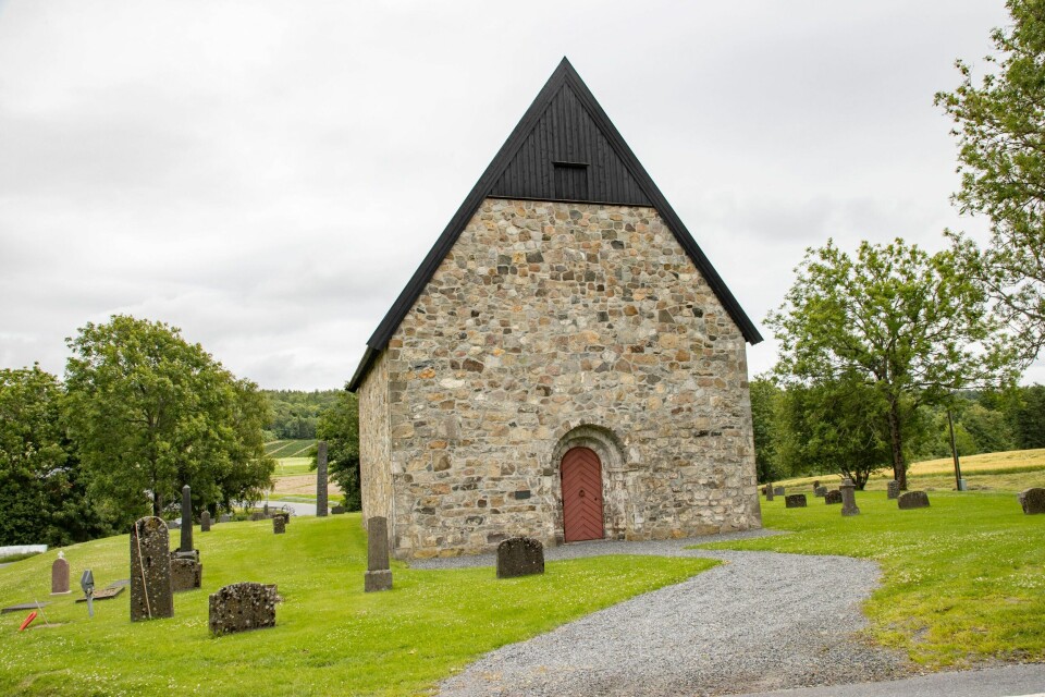 – Over halvparten av våre 158 middelalderkirker har stort vedlikeholdsbehov. Det haster med å sette dem i stand, skriver KA. Bildet viser Berg gamle kirke, ved Stavern. Kirken er fra år 1100.