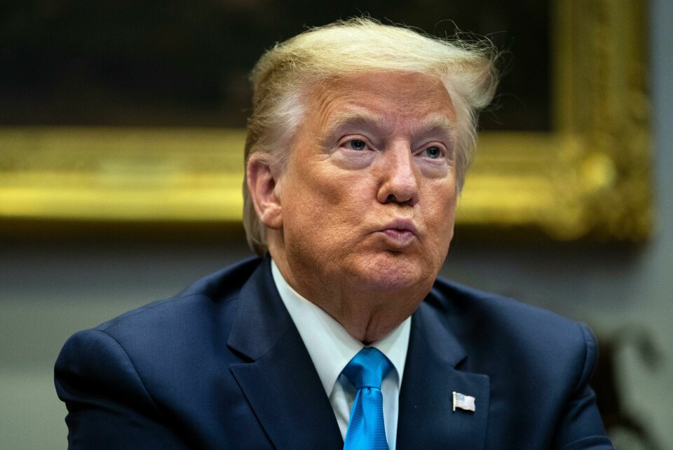 Etternavnet Trump stammer fra Tyskland, hvor farfaren til Donald J. Trump, Frederick Trump kom fra. Så vet du det, men vet du hva J-en i navnet til den amerikanske president står for? President Donald Trump listens during a conference call with banks on efforts to help small businesses during the coronavirus pandemic, at the White House, Tuesday, April 7, 2020, in Washington. (AP Photo/Evan Vucci)