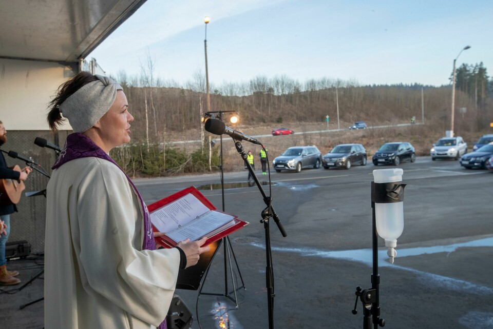 Årets påskegudstjeneste, den viktigste høytiden i kirken, kan gå inn i historiebøkene som den første gjennom tidene som ble arrangert på drive-in-vis. I Skien formidlet prest Ida Krogstad Rød i Gjerpen kirke påskebudskapet. Foto: Terje Bendiksby / NTB scanpix Skien 20200405. Prest Ida Krogstad Rød i Gjerpen kirke under gudstjenesten. Skien Felleskirkelige Forum arranger DRIVE-IN gudstjeneste på NAF banen i Skien. Gudstjenesten søndag ble streamet og sendt på FM-båndet. 154 biler med mange passasjererv ar tilstede på glattkjøringsbanen.Foto: Terje Bendiksby / NTB scanpix