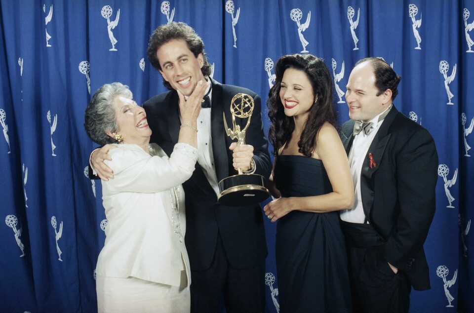 I TV-serien Seinfeld er karakteren George Costanza, spilt av Jason Alexander (t.h.), kjent for å lyve om hva han jobber som. Løgnene innhenter ham som regel, men en gang blir han en helt når han redder en hval ved å utgi seg for å være hva? Sjekk spørsmål 10. Jerry Seinfeld receives a hug from his mother, Betty Seinfeld, Julia Louise-Dreyfus and Jason Alexander pose with the Emmy the âä?Seinfeldâä Series won for best comedy series during the 45th annual Primetime Emmy Awards in Pasadena, Calif., Sunday, Sept. 19, 1993. (AP Photo/Douglas C. Pizac)