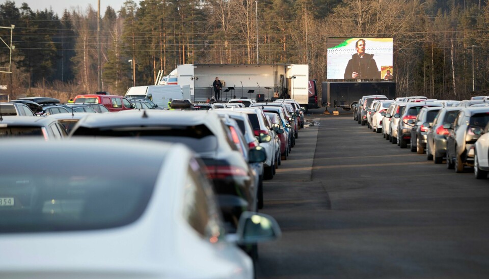 I alt 154 biler sto på rekke og rad under drive-in-gudstjenesten til Skien Felleskirkelige Forum påskemorgen. Foto: Terje Bendiksby / NTB scanpix