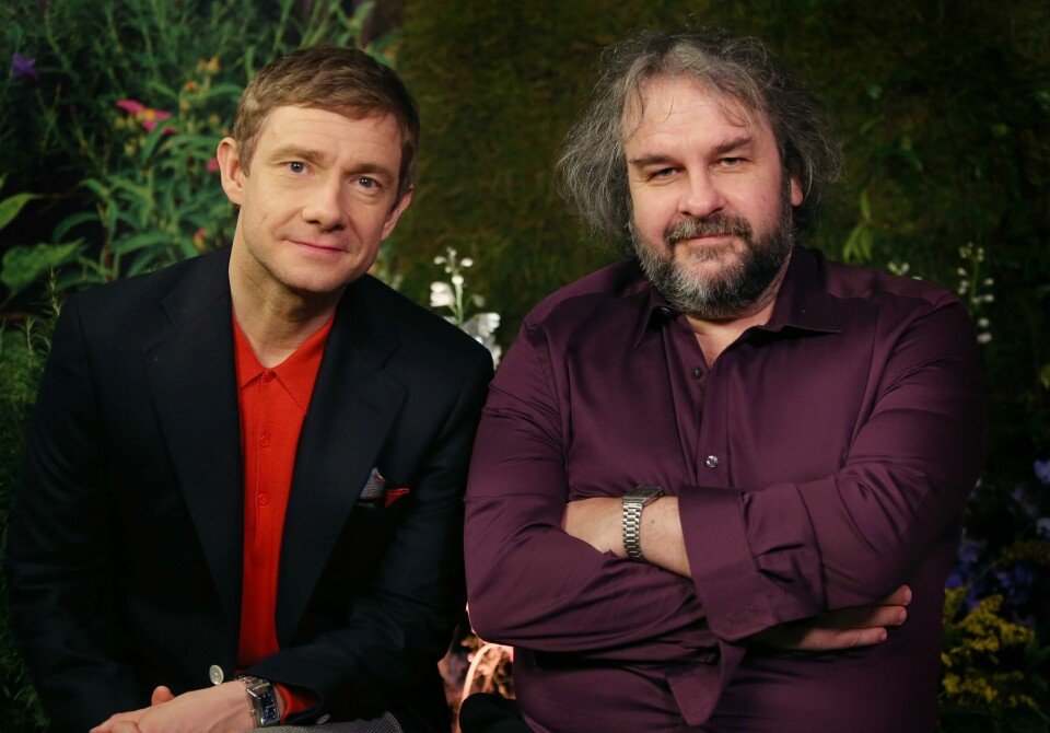 I gåtekategorien kan quizmaster avsløre at minst en gåte er hentet fra J.R.R. Tolkiens bok . I boken inngår Bilbo Lommelun (spilt av Martin Freeman (t.v.) i filmene til Peter Jackson) en avtale med skapningen Gollum om at hvis Bilbo klarer å svare riktig på Gollums gåter, vil Gollum hjelpe han. Taper han, blir han drept. In this picture taken on Monday, Dec. 1, 2014 British actor Martin Freeman and director Peter Jackson from New Zealand poses for photographs in promotion for the film 'The Hobbit, Battle of the Five Armies' in the Claridges suite in west London. After a long and eventful journey, 'The Hobbit' trilogy has reached its bloody climax. Not a minute too soon for director Peter Jackson, who has been longing to unleash mayhem on Middle Earth. 'It's the first time we've got to kill dwarves,' said the director, his enthusiasm for death and destruction at odds with his laid-back manner and luxurious surroundings in a London hotel suite. 'It's hard to get any emotional power in a film unless you are able to actually kill some of your main characters,? he said. ?We've been hampered with that in the first two 'Hobbit' movies. But at least we have a good dwarf death toll in the third one.' 'The Hobbit: The Battle of the Five Armies' wraps up the trilogy spun from J.R.R. Tolkien's slim book about home-loving hobbit Bilbo Baggins, coaxed away from his burrow to help a band of dwarves retake their mountain home from a destructive dragon. (Photo by Joel Ryan/Invision/AP)