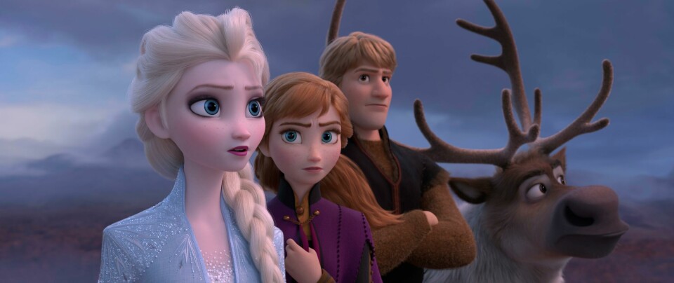 Hva heter de to søstrene som har hovedrollene i filmene Frost og Frost 2? This image released by Disney shows Elsa, voiced by Idina Menzel, from left, Anna, voiced by Kristen Bell, Kristoff, voiced by Jonathan Groff and Sven in a scene from 'Frozen 2.' (Disney via AP)