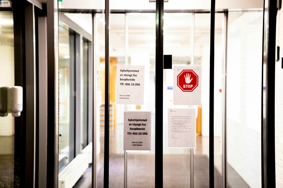 Flere eldre på sykehjem har mistet livet etter å ha blitt smittet av koronaviruset. professor i sykepleie, Siren Eriksen, spør seg om behandlingstilbudet på norske sykehjem er godt nok.