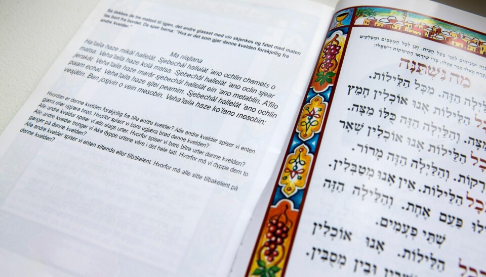 OSLO 20140521.
Jødene feirer påske til minne om Israelfolkets utgang fra Egypt ( 2.mosebok 12.16 osv. i Gamle Testamente, i bibelen ).
De leser fra sin påskebok, Hagadah
Foto: Berit Roald / NTB scanpix