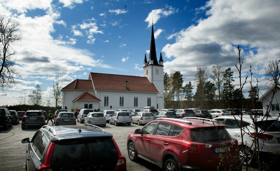 73 biler med flere hundre mennesker i fylte parkeringsplassen ved Øymark kirke fredag, i Norges første drive-in begravelse. 73 biler med flere hundre mennesker i fylte parkeringsplassen ved Øymark kirke fredag, i Norges første drive-in begravelse.