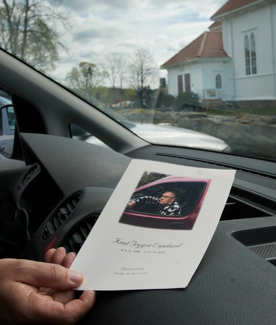 I bilene rundt Øymark kirke, fikk flere hundre mennesker ta farvel med Knut Espelund. I bilene rundt Øymark kirke, fikk flere hundre mennesker ta farvel med Knut Espelund.