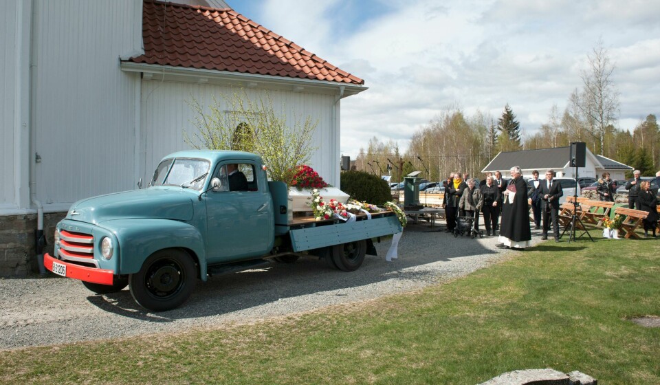Etter jordpåkastelse og felles tuting fra 73 biler, ble kisten kjørt til graven av avdødes sønn, Per Arne Espelund. Etter jordpåkastelse og felles tuting fra 73 biler, ble kisten kjørt til graven av avdødes sønn, Per Arne Espelund.