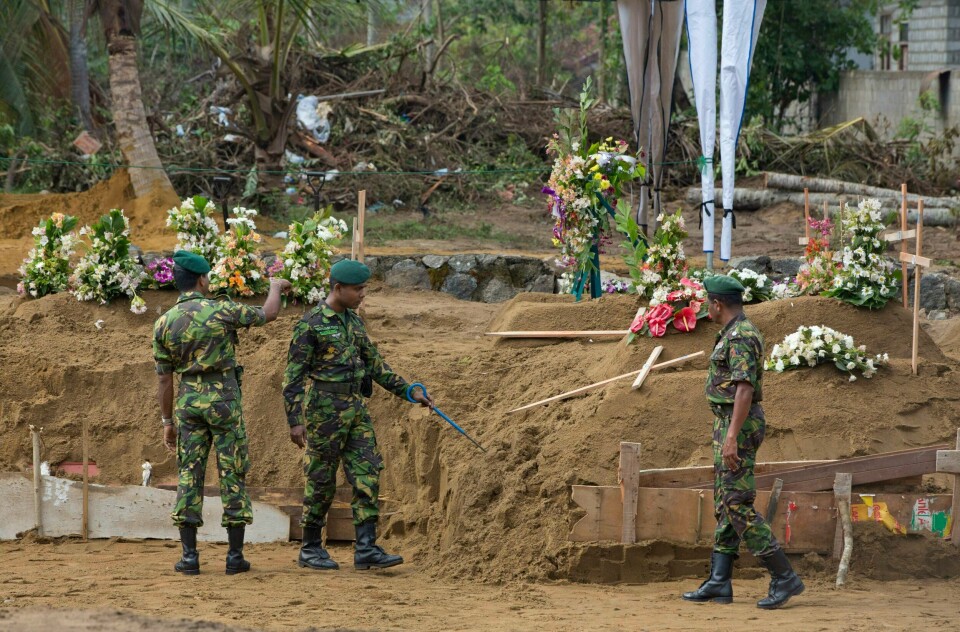 Srilankiske sikkerhetsstyrker leter etter eksplosiver i forkant av en massebegravelse i Negombo onsdag.