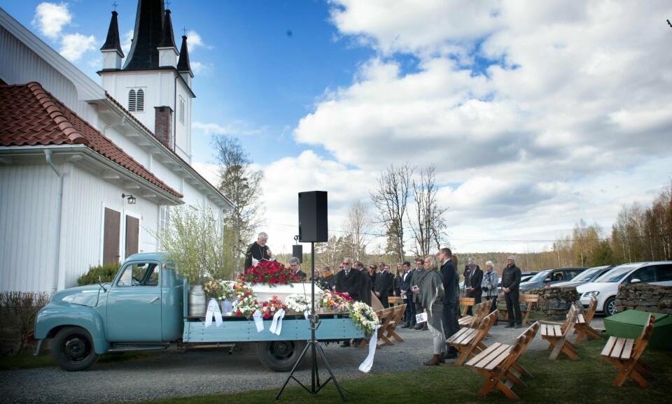 En helt unik drive-in begravelse fant sted ved Øymark kirke i Marker kommune på fredag. Knut Espeluns kiste ble plassert på en 53-modell Opel Blitz, nærmeste familie fikk sitteplasser – mens resten av begravelsesfølget satt i 73 biler som fylte parkeringsplassen ved kirken.