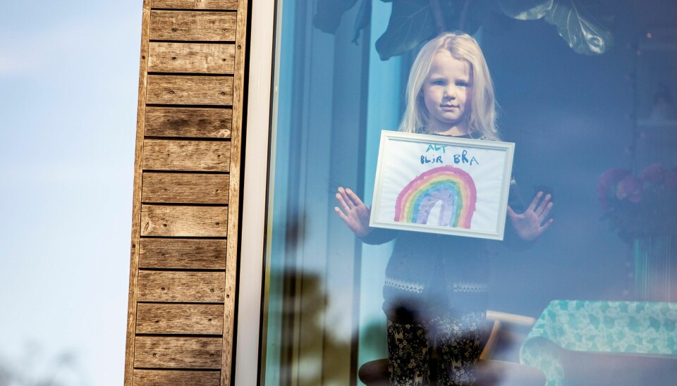 «Alt blir bra», skriver barna og tegner regnbuer. Vi håper de har rett, men vet at alt ikke blir bra med en gang. Vi kommer til å håndhilse igjen, men antakelig ikke på en stund.