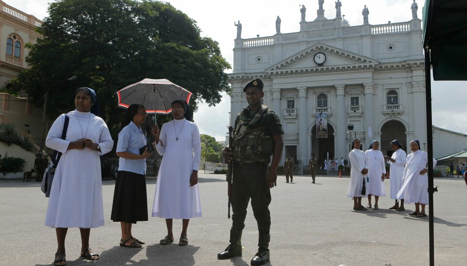 En soldat holder vakt utenfor St. Lucia-katedralen i Colombo lørdag. Foto: Eranga Jayawardena / AP / NTB scanpix