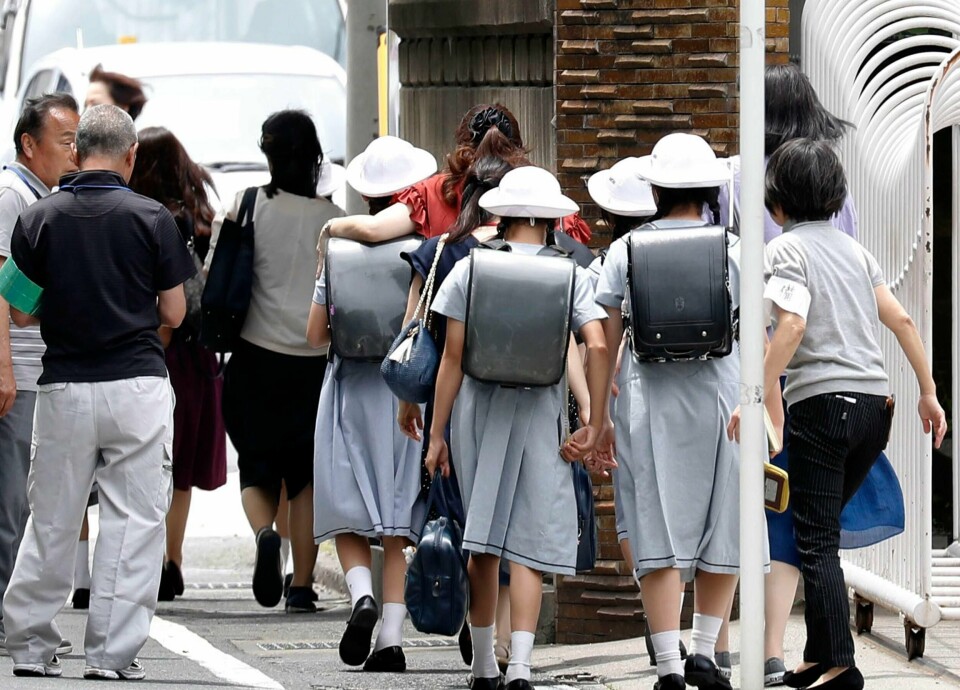 Kanagawa-politiet sier mange av ofrene, som ventet på en skole bussholdeplass i Tama Ward nær Noborito stasjon, var studenter på Caritas Elementary School, en privat katolsk skole, ifølge Japan Times og NTB.