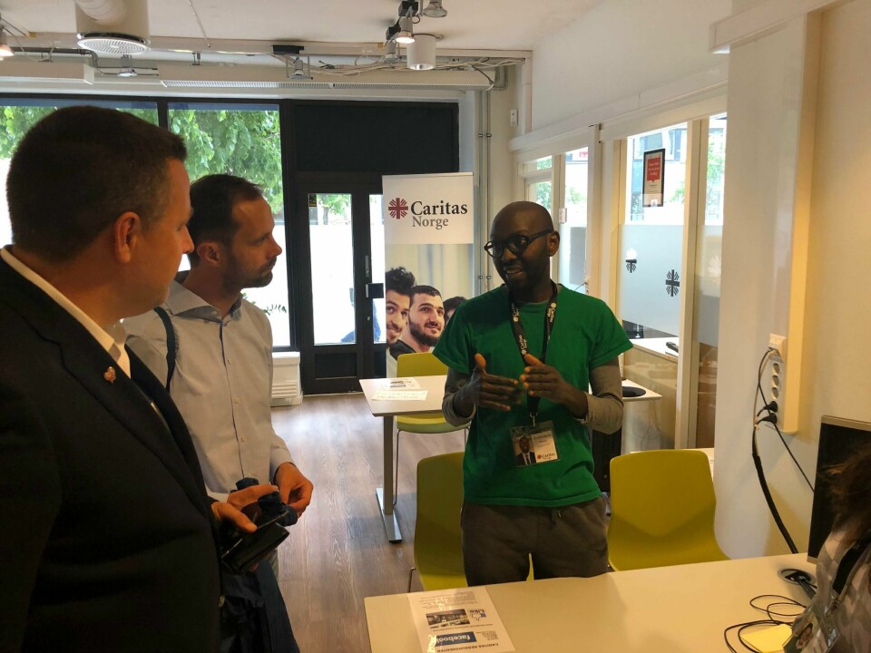 Dezidery Kajuna fra Tanzania, som nå er frivillig hos Caritas Norge, hilser på Hallstein Bjercke fra Venstre og Espen A. Hasle fra Kristelig Folkeparti.