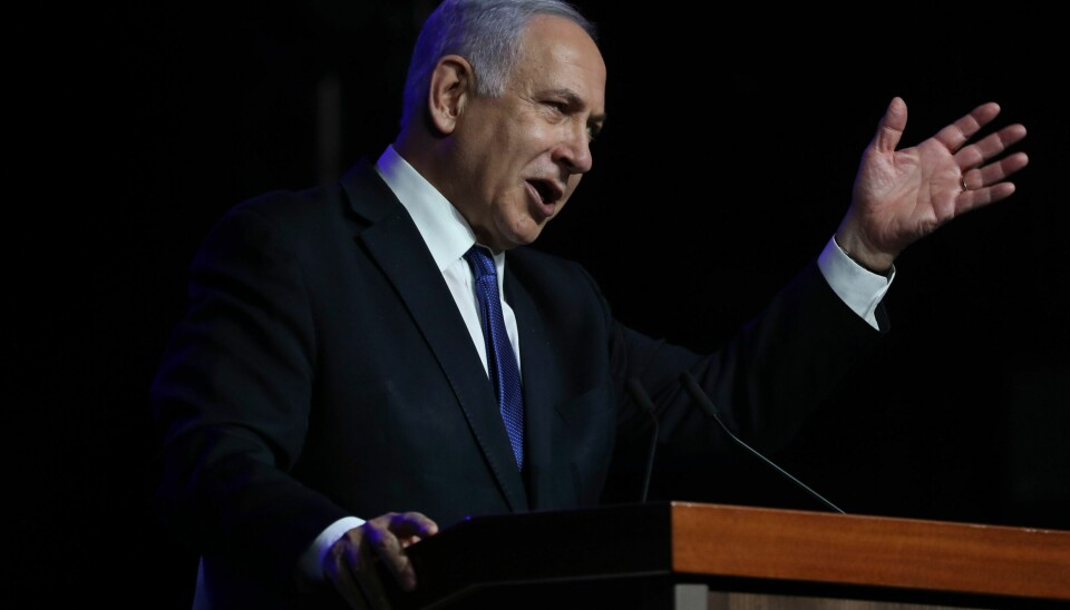 NEKTER: Israels statsminister Benjamin Netanyahu nekter for at han står bak oppvigleri. Israels statsminister Benjamin Netanyahu nekter for at han står bak oppvigleri. Foto: Ariel Schalit / AP / NTB