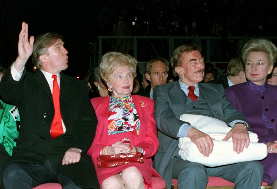Donald Trump vinker til sin stab ved Trump Taj Mahal Casino Resort mens de klapper for him før åpningen av kasinoet 6. april 1990. I midten sitter hans foreldre Mary og Fred, til høyre hans eldste søster, den føderale dommeren Maryanne Trump Barry (AP Photo/Charles Rex Arbogast).