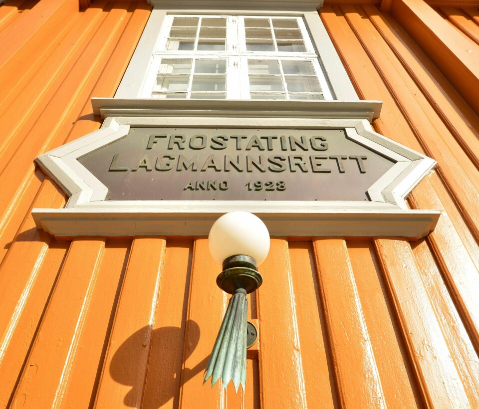 Frostating lagmannsrett har fradømt en pastor retten til stillingen sin i ubestemt tid. Han ble dømt for voldtekt av en 13 år gammel jente.