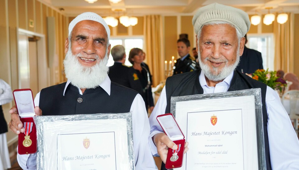 Muhammad Rafiq (t.v) og Mohammad Iqbal blir tildelt medaljen for edel dåd for sine handlinger under angrepet på Al-Noor moskeen. Foto: Ole Berg-Rusten / NTB scanpix