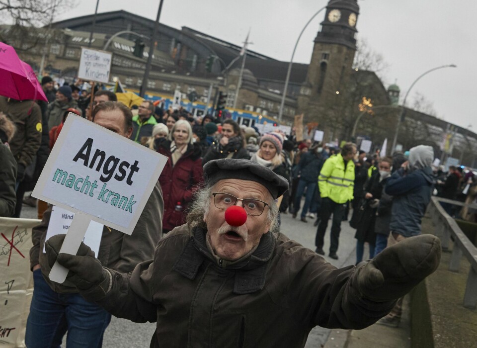 ANGSTSPREDNING: En demonstrant i Hamburg holder en plakat med teksten «Frykt gjør deg syk». På alternativscenen spres fortellingen om at koronapandemien er en hemmelig plan som handler om å spre angst i verden. En demonstranti Hamburg holder en plakat med teksten «Frykt gjør deg syk». På alternativscenen spres fortellingen om at koronapandemien er en hemmelig plan som handler om å spre angst i verden.