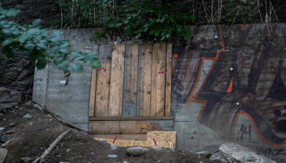 Inngangen til grotten hvor 25 personer ble kullosforgiftet og deretter sendt til sykehus etter en fest inne i grotten/bunkeren natt til søndag. Opp mot 200 personer alderen 20 til 30 år skal ha deltatt på festen, ifølge flere medier.