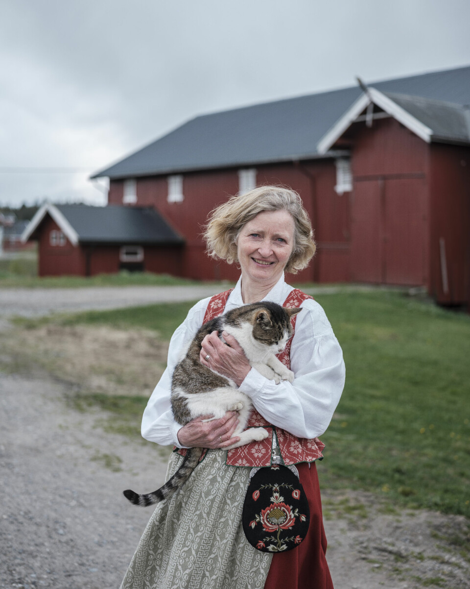 Ianssen har på seg bunad fordi hun, som del av en 17. mai-sending, skal synge nasjonalsangen med Eidsberg bygdekor i Eidsberg kirke senere på dagen.