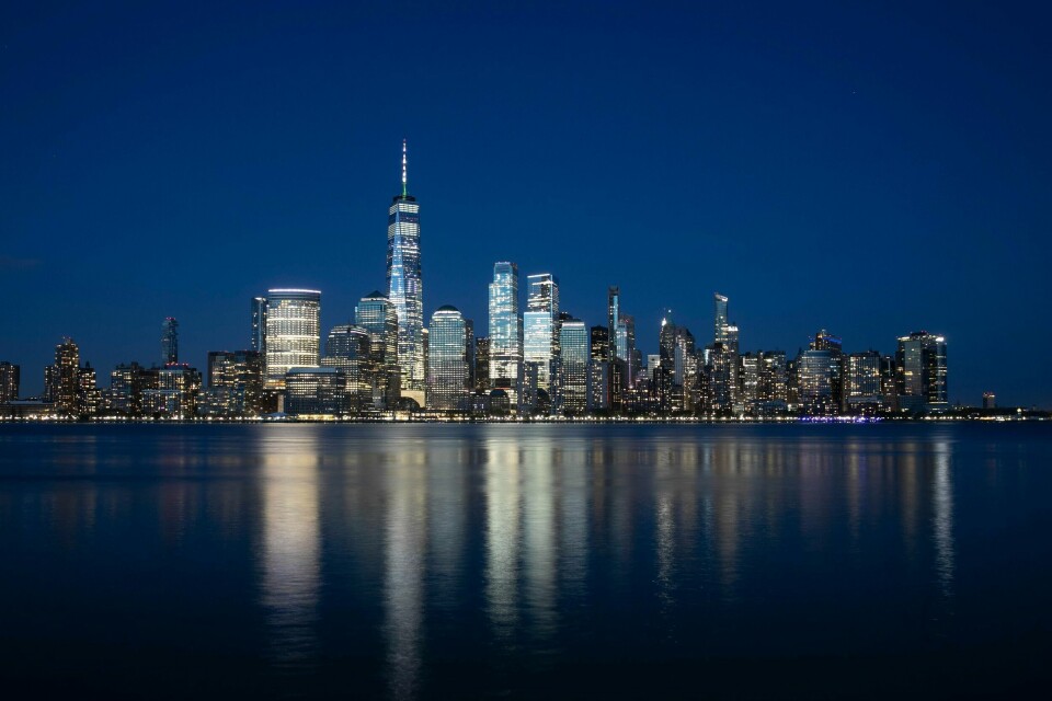 Manhattan skyline sett fra byen Jersey. Manhattan har i flere omganger vært hjemmet til verdens høyeste bygning, men nå finnes det i Dubai med bygget Burj Khalifa som hele 828 meter høyt. (AP Photo/Mark Lennihan