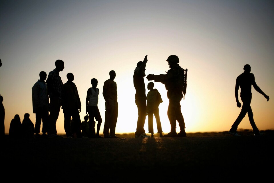 SAHEL: En fransk soldat sjekker passasjerer som er kommet med en lastebil til Gao nord i Mali. Informasjonskrigen i Afrika er trappet opp, mener analytikere. Arkivfoto: Jerome Delay / AP / NTB En fransk soldater sjekker passasjerer som er kommet med en lastebil til Gao nord i Mali. Informasjonskrigen i Afrika er trappet opp, mener analytikere. Arkivfoto: Jerome Delay / AP / NTB