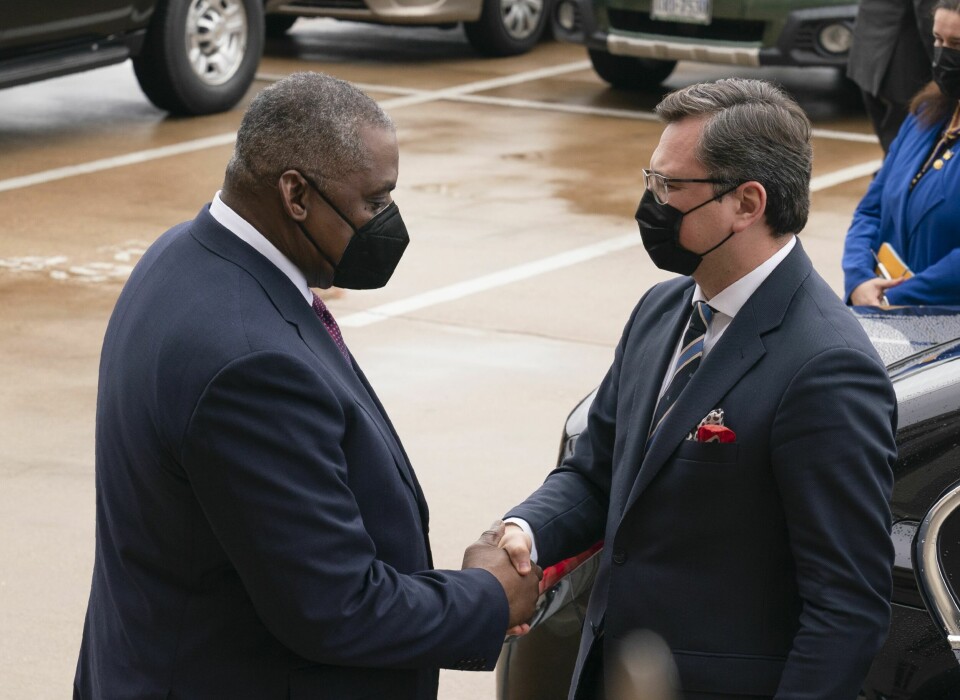 Forsvarsminister Lloyd Austin sier USA jobber med allierte for å unngå ytterligere konflikt i Ukraina. Her tar han imot Ukrainas utenriksminister Dmytro Kuleba. Foto: Manuel Balce Ceneta / AP Photo / NTB Forsvarsminister Lloyd Austin sier USA jobber med allierte for å unngå ytterligere konflikt i Ukraina. Her tar han imot Ukrainas utenriksminister Dmytro Kuleba. Foto: Manuel Balce Ceneta / AP Photo / NTB