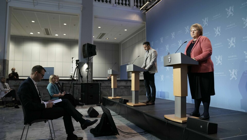 Statsminister Erna Solberg og kultur- og likestillingsminister Abid Raja presenterer handlingsplan mot diskriminering av og hat mot muslimer i Marmorhallen. Foto: Stian Lysberg Solum / NTB