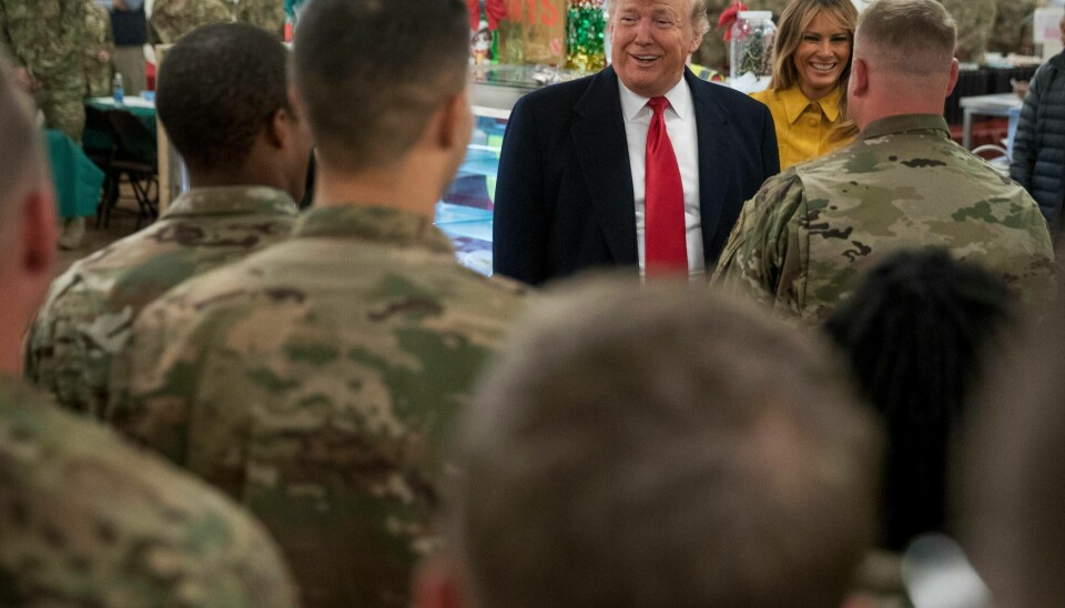 Donald Trump og kona Melania på besøk ved basen Ain al-Assad i Irak. Et titalls raketter rammet natt til onsdag basen. Norge har rundt 70 soldater ved basen, ingen ble skadd.