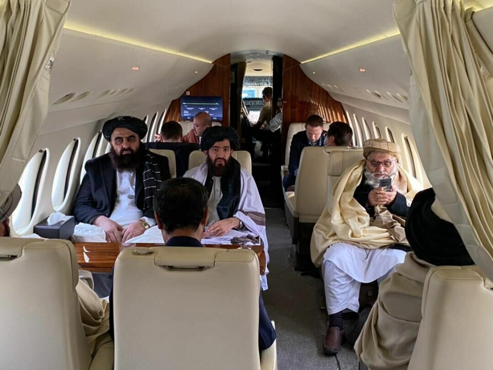 OMDISKUTERT: Bildet av Talibans delegasjon på et privatfly på vei til Norge fikk mye oppmerksomhet. Prisen for flyturen utgjør over halvparten av de 6,5 millionene besøket har kostet så langt. Talibans talsperson Abdul Qahar Balkhi la ut dette bildet på Twitter lørdag ettermiddag som viser representanter fra Taliban på vei til Norge i et privatfly for og ha samtaler om humanitær bistand, politiske, utdannings- og økonomiske spørsmål. Foto: Talibans talsperson / Twitter / NTB