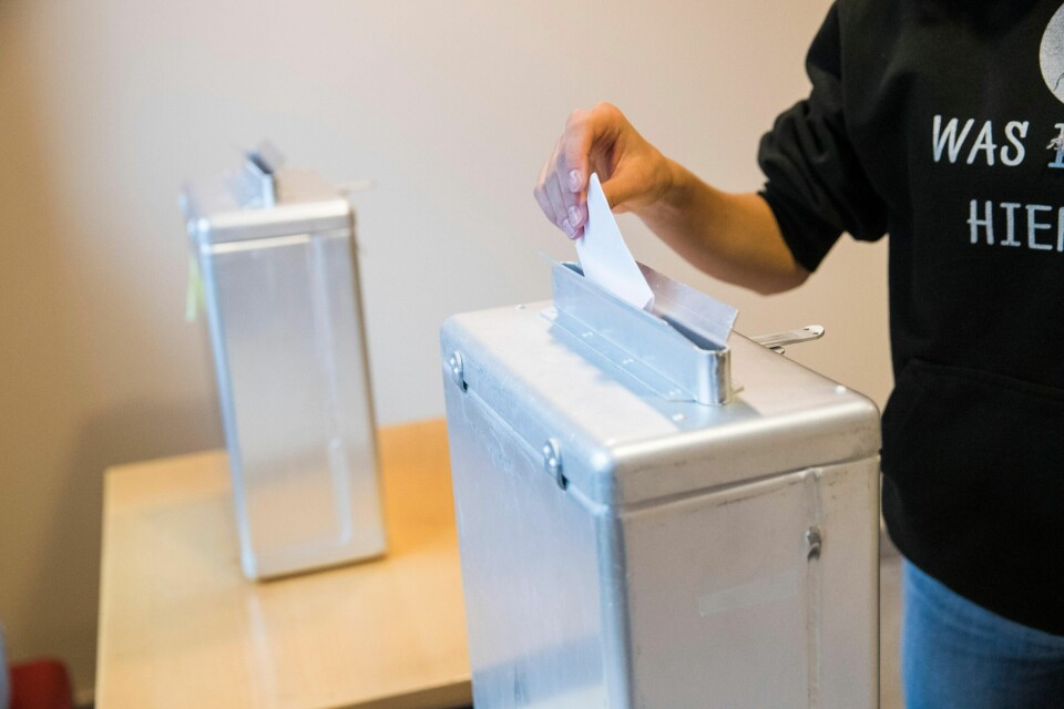 Oslo 20170905.
En elev ved Foss videregående skole i Oslo legger stemmeseddelen sin valgurnen under skolevalget tirsdag. Valgresultatet etter skolevalget offentliggjøres kl 19 tirsdag kveld.
Foto: Håkon Mosvold Larsen / NTB scanpix Oslo 20170905.
En elev ved Foss videregående skole i Oslo legger stemmeseddelen sin valgurnen under skolevalget tirsdag. Valgresultatet etter skolevalget offentliggjøres kl 19 tirsdag kveld.
Foto: Håkon Mosvold Larsen / NTB scanpix