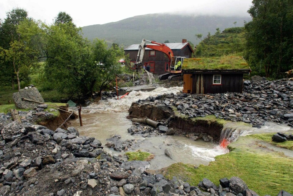 Elva Driva i Sunndalen er et av vassdragene som NVE følger godt med på. I motsetning til mange vassdrag på Vestlandet har Driva den største flommen på våren vanligvis. Bildet er fra gården Skreen i Drivdalen som i 2003 fikk elva rett gjennom gården. Vannet gikk gjennom huset og fjøset, ødela kloakkløpet og veien til gården som her knapt er mulig å se.