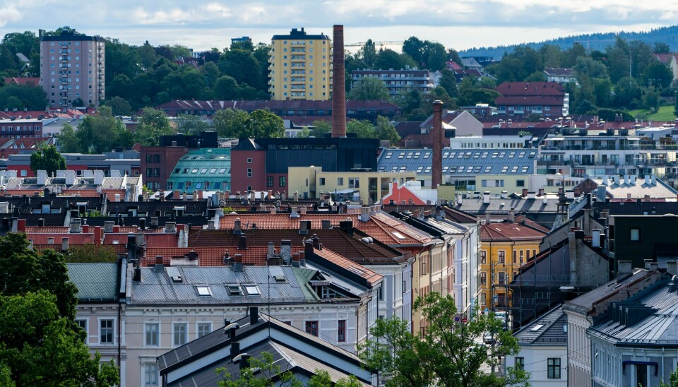 DYRT: Boligprisene skyter i været, som her på Grünerløkka i Oslo. På boligmarkedet speiles ulikhetene i samfunnet – det er det på tide å gjøre noe med, mener Samarbeidsforum mot fattigdom i Norge. Boliger på Grünerløkka og østover mot Carl Berners plass sett fra Gamle Aker kirke i Oslo.Foto: Håkon Mosvold Larsen / NTB