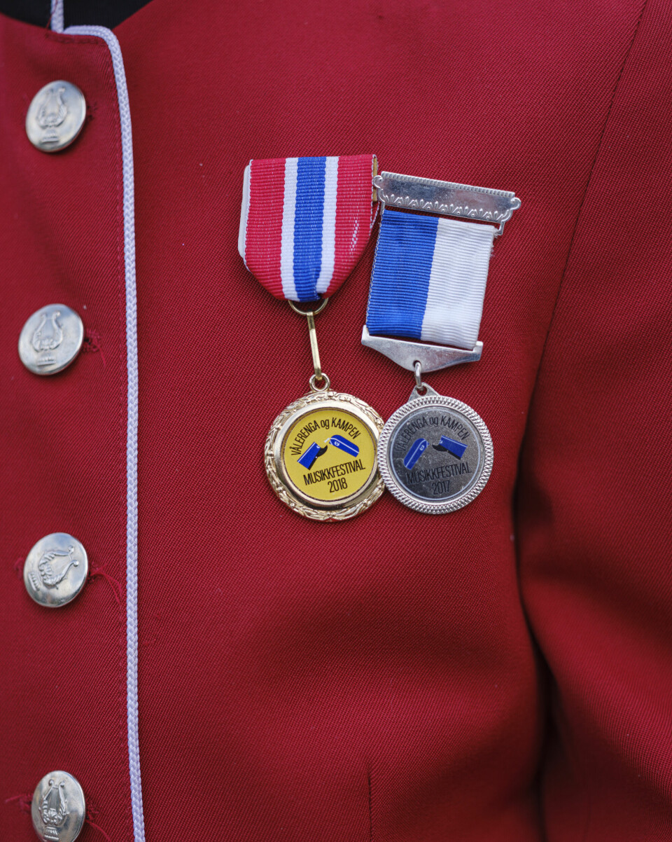 – Det er veldig kult å spille med uniform. Det liker jeg veldig godt. Da blir jeg litt sånn tøff i trynet, sier Karl-William.