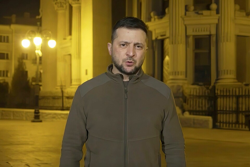 «VELG SIDE»: Ukrainas president Volodymyr Zelenskyj ber Israel velge om de vil støtte Ukraina i konflikten med Russland. Arkivfoto: Det ukrainske presidentkontoret via AP / NTB Ukrainas president Volodymyr Zelenskyj talte fra gata foran presidentpalasset i Kyiv tidlig lørdag morgen. Foto: Ukrainas presidentkontor / AP / NTB