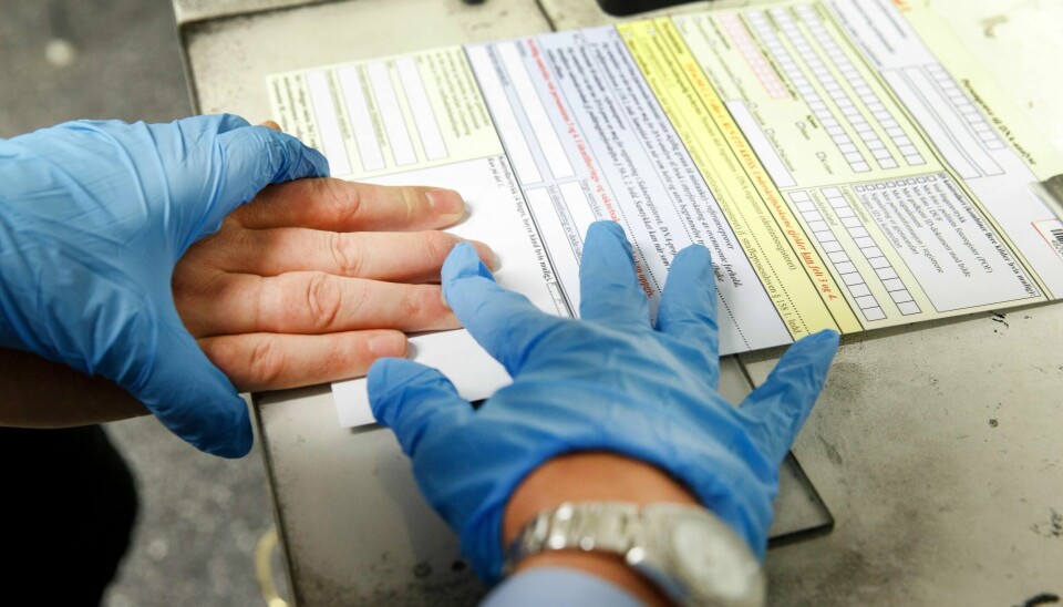 Politiet i arbeid. Fingeravtrykk til personprøve til DNA-analyse hos politiet.