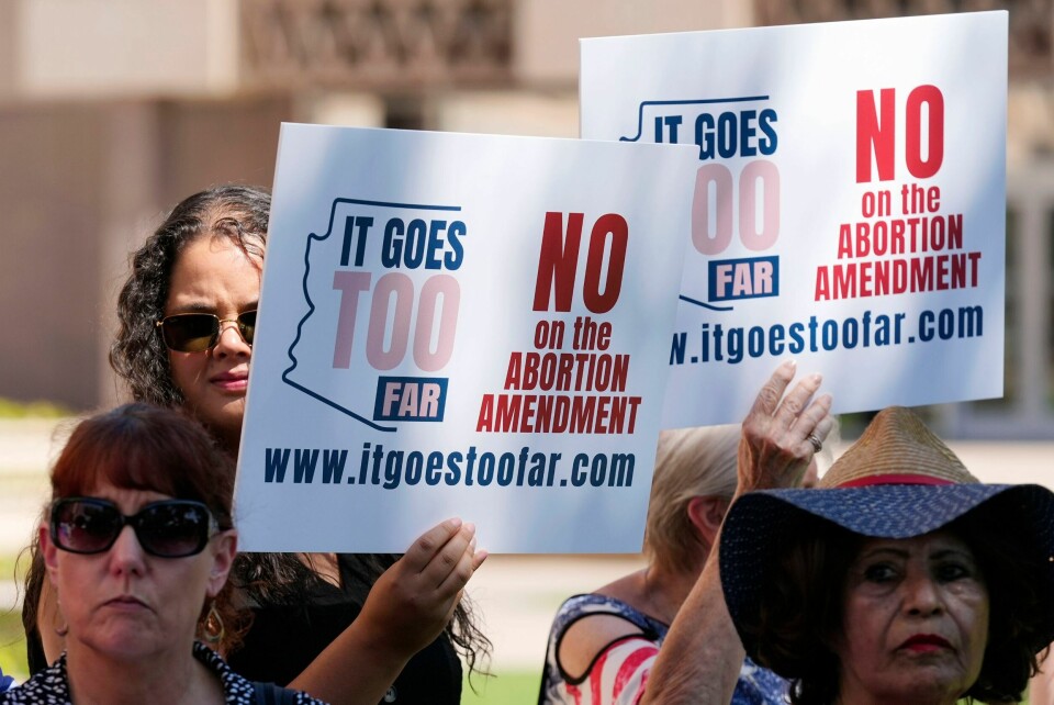 Motstandere av abort samlet seg til protester i sommer etter at tilhengere av abortrettigheter i Arizona leverte inn over 800 000 underskrifter for å få abortrettigheter på stemmeseddelen til presidentvalget 5. november. I mange av USAs delstater skal velgere ta standpunkt i abortspørsmålet. Arkivfoto: Ross D. Franklin / AP / NTB Motstandere av abort samlet seg til protester i sommer etter at tilhengere av abortrettigheter i Arizona leverte inn over 800 000 underskrifter for å få abortrettigheter på stemmeseddelen til presidentvalget 5. november. I mange av USAs delstater skal velgere ta standpunkt i abortspørsmålet. Arkivfoto: Ross D. Franklin / AP / NTB