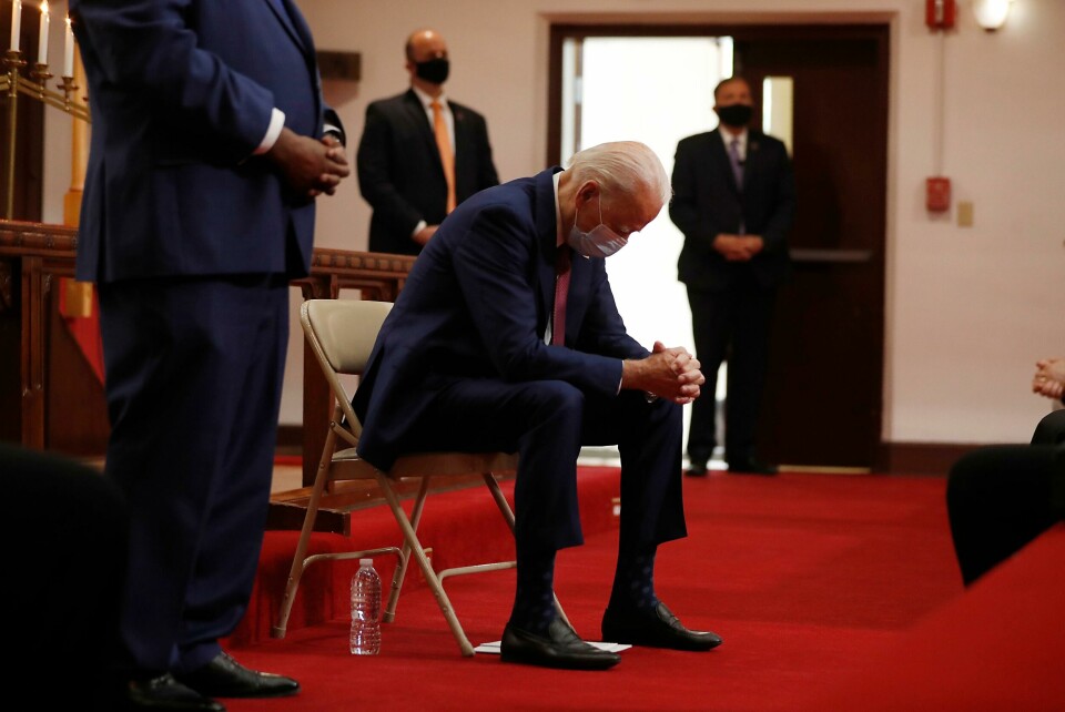 Tidligere visepresident Joe Biden ber under et kirkebesøk i Wilmington, Delaware. Democratic presidential candidate, former Vice President Joe Biden bows his head in prayer as he visits Bethel AME Church in Wilmington, Del., Monday, June 1, 2020. (AP Photo/Andrew Harnik)