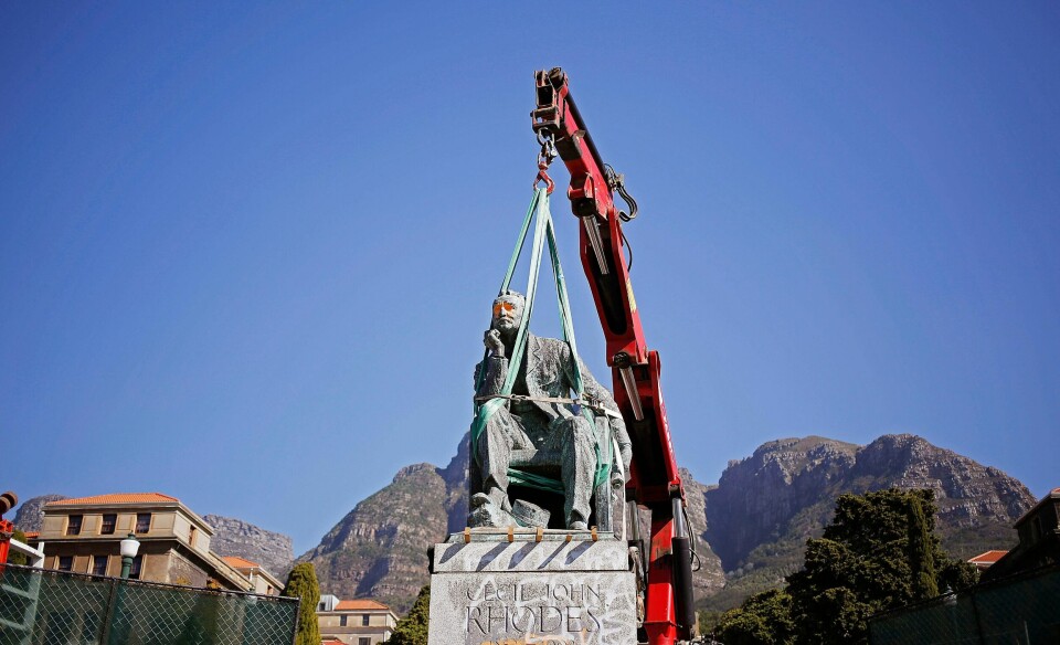 Den nye rørsla om avkolonisering av akademia har spor tilbake til 2015 og University of Cape Town i Sør-Afrika. Her resulterte demonstrasjonar i at ein statue av den britiske imperialisten Cecil Rhodes blei teken ned. Liknande rørslar spreidde seg til andre universitet i Europa og i USA.